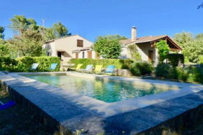 Villa familiale avec piscine et grand jardin arboré proche des lacs